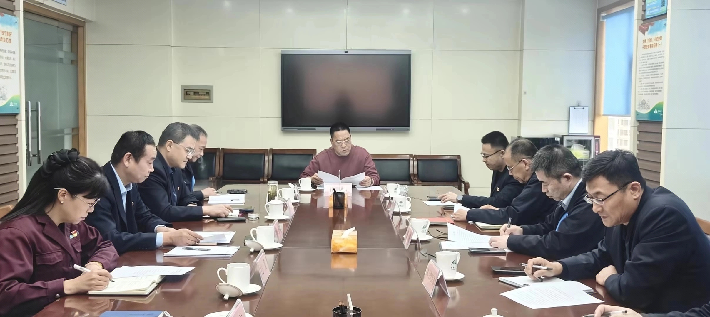 集團黨委理論學習中心組開展深入貫徹中央八項規定精神學習教育專題學習